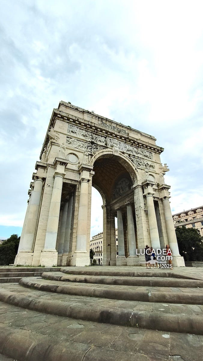 L’arco della vittoria e piazza della Vittoria a Genova
