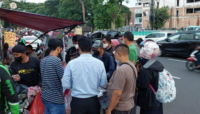 Kesal Menunggu Lama Antrean, Seorang Pemuda Memutuskan Memakan Somay!