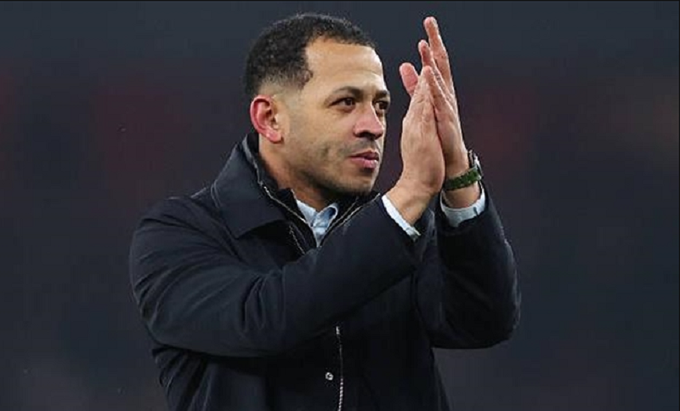 HLV Rosenior tiết lộ chiến lược chuyển nhượng của Chelsea hè tới