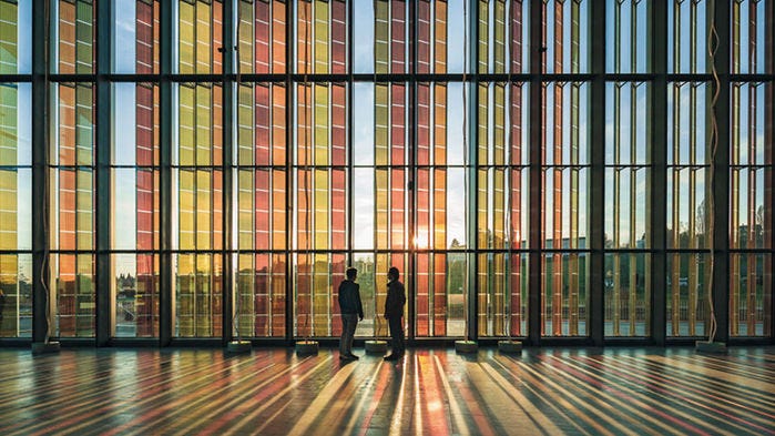Le celle solari sensibilizzate ai coloranti raccolgono già energia negli edifici di tutto il mondo. Una nuova scoperta potrebbe renderle più efficienti. (Credit: ROLAND HERZOG, EPFLC)