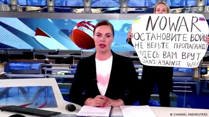 俄罗斯官媒第一频道制作人奥夫扬尼科娃(Marina Ovsyannikova)日前在现场新闻直播时高举反战标语和呐喊口号。标语写着：“停止战争。不要相信那些宣传。你们被骗了”。她还高喊口号谴责俄罗斯在乌克兰的军事行动。事发后，直播中断。