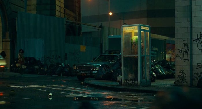 Potongan film Joker, jalanan yang kotor dan penuh sampah