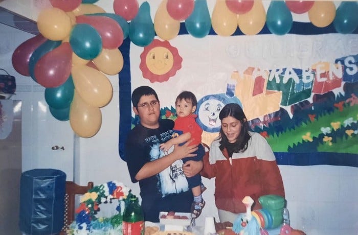 Alex (à direita) com seu sobrinho Guilherme em seu colo e sua irmã Giselle (à esquerda). (Ano: 2002/Acervo pessoal)