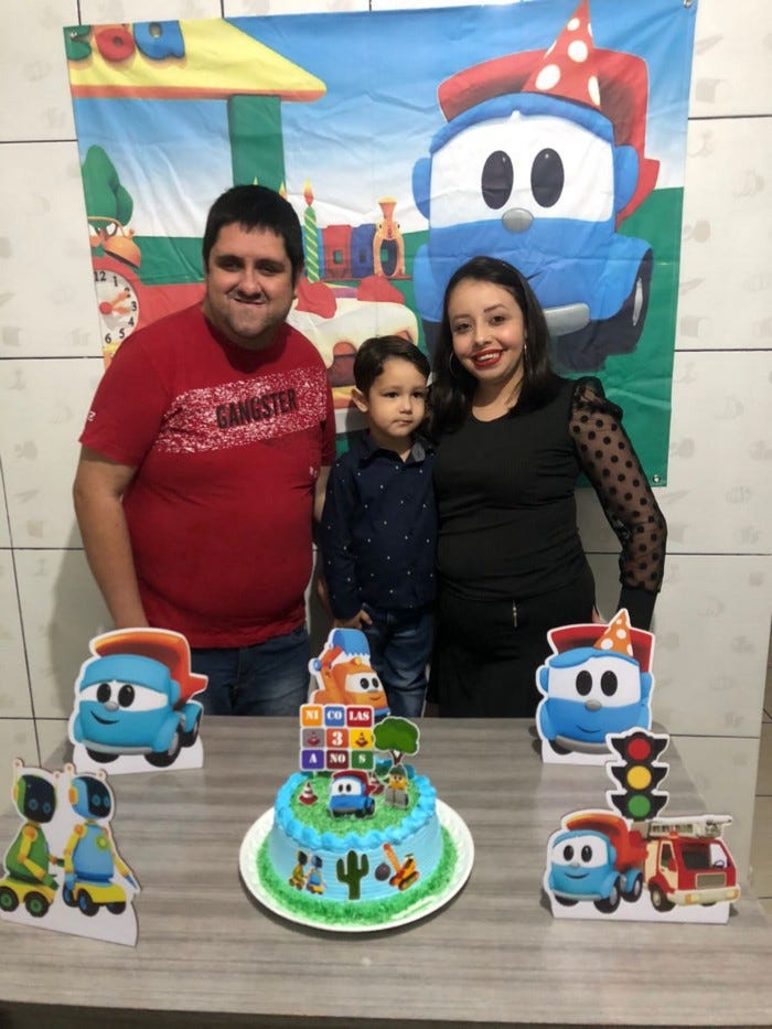 Comemoração dos 3 anos de Nicolas. Alex (à direita), Nicolas (ao centro), e Ana Paula (à esquerda). (Ano: 2021/Acervo pessoal)