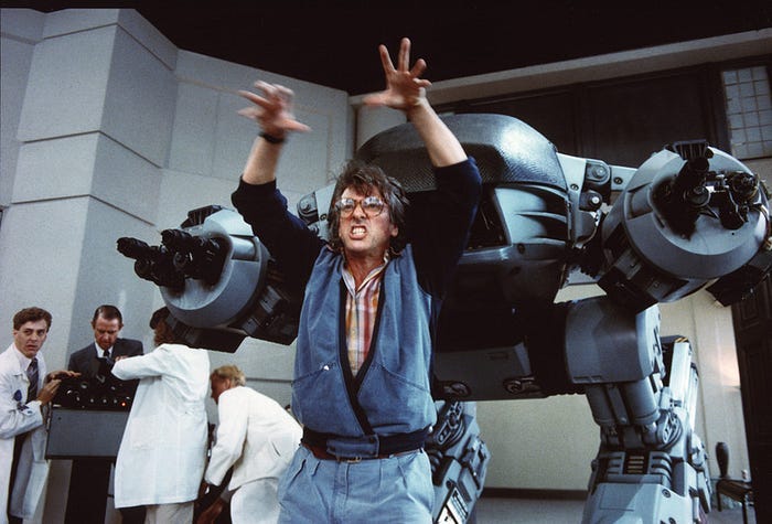 Cena do diretor holandês Paul Verhoeven, nos bastidores do filme Robocop (EUA, 1987)