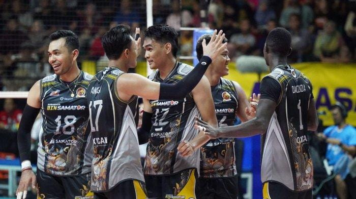 Selebrasi Rivan Nurmulki bersama pemain Surabaya BIN Samator usai mencetak poin kontra Jakarta Bhayangkara Presisi pada pertandingan Final Four Proliga di Gor Sritex Arena Solo, Sabtu (11/3/2023). Hafidh/Tribunnews