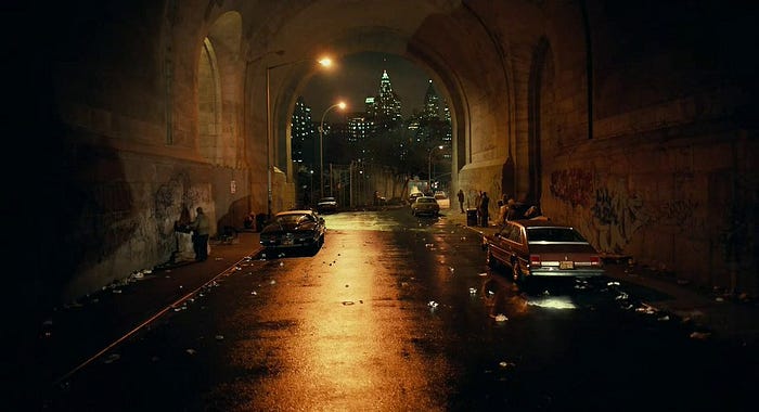 Terowongan di Gotham yang kumuh dan penuh dengan grafiti dan sampah berserakan