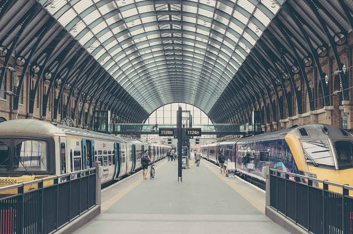 Поезда, ожидающие на платформах вокзала Кингс-Кросс в Лондоне