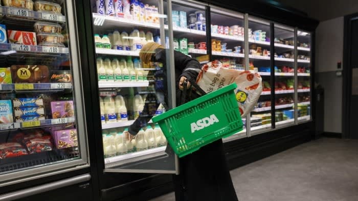 Asda möchte 2,6 Milliarden Pfund aufbringen, um die Schuldenlast zu refinanzieren
