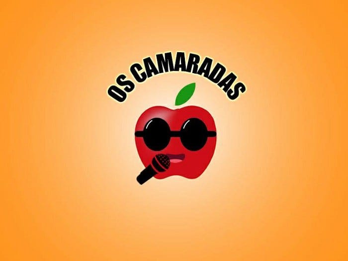 Logo do podcast “Os Camaradas do Acessibilidade Apple”. Disponível em todas as plataformas digitais.