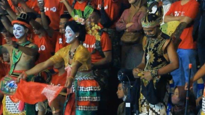 Suporter BIN dalam dandanan ala ludruk. Istimewa