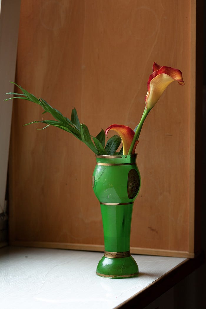 Green Vase with Lilies, Copyright: Sean P. Durham, Berlin, 2020