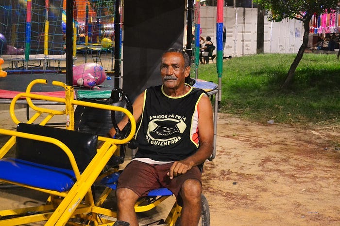 Seu Paulo, sentado em uma de suas bicicletas. / Foto: Larissa Gralha