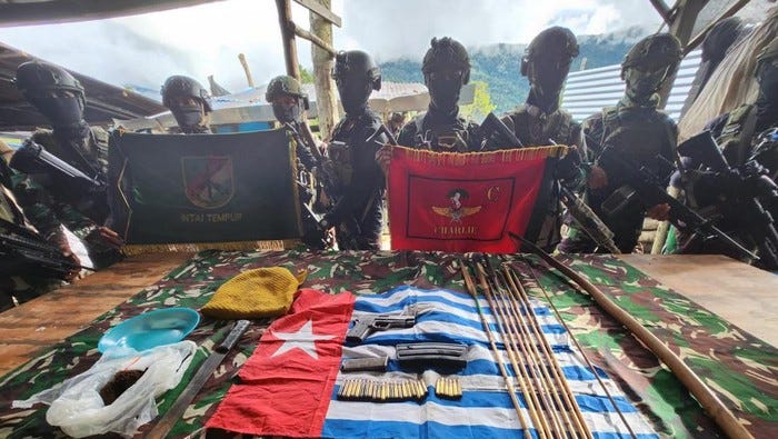 Foto: Aparat menyita sejumlah barang milik OPM di Nduga, Papua Pegunungan. (Dok. Istimewa)