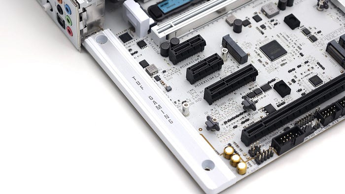萬元出頭的銀白主機板 ASUS TUF GAMING Z890-PRO WIFI