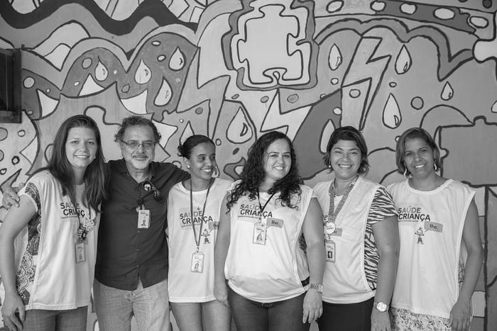 Equipe de profissionais e assistentes sociais da ONG Saúde Criança Ilha reunida