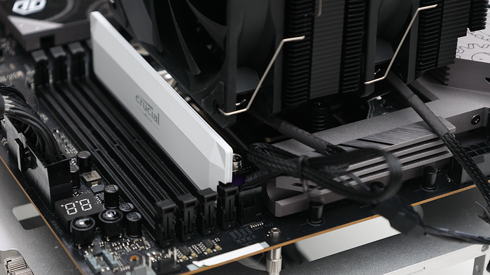 用時序換時脈 Crucial DDR5 Pro 6400 OC Gaming Memory 價格有俗！搭配 Core Ultra 9 285K，四條插滿 DDR5 6800