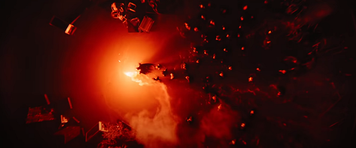 Batman memegang flare dan memandu ratusan orang di tengah banjir di kota Gotham