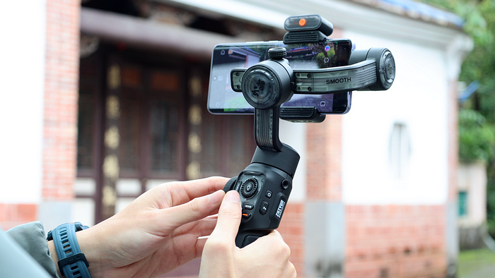 裝上智慧追蹤後，拍攝更便利 Zhiyun Smooth 5S AI