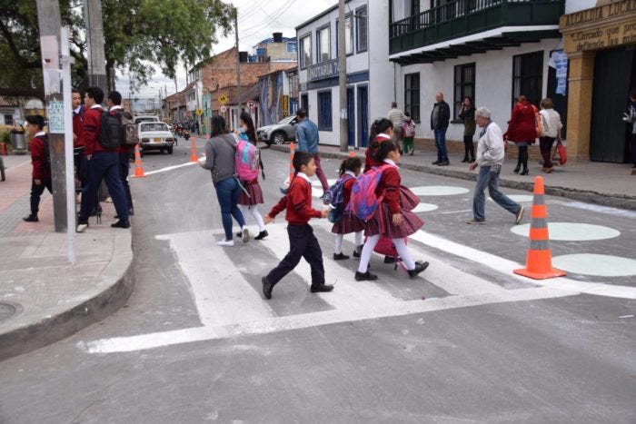 Bosa district’s pilot included “tactical urbanism” actions aimed at traffic calming: curb and sidewalk extensions and new pedestrian crossings. Both parents and students reported feeling four times safer during the pop-up!