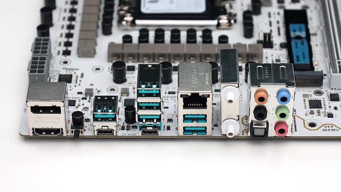 萬元出頭的銀白主機板 ASUS TUF GAMING Z890-PRO WIFI