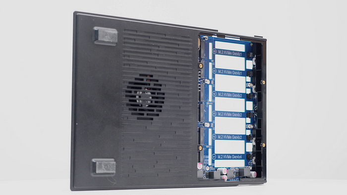 ASUSTOR FS68 系列依舊一支獨秀，12 支 M.2、雙 USB4、雙 10GbE、PCIe Gen4