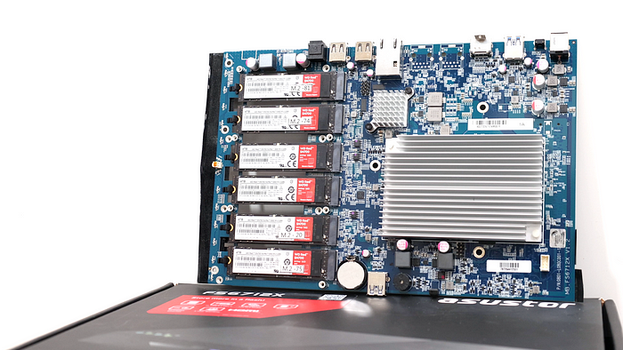 ASUSTOR FS68 系列依舊一支獨秀，12 支 M.2、雙 USB4、雙 10GbE、PCIe Gen4