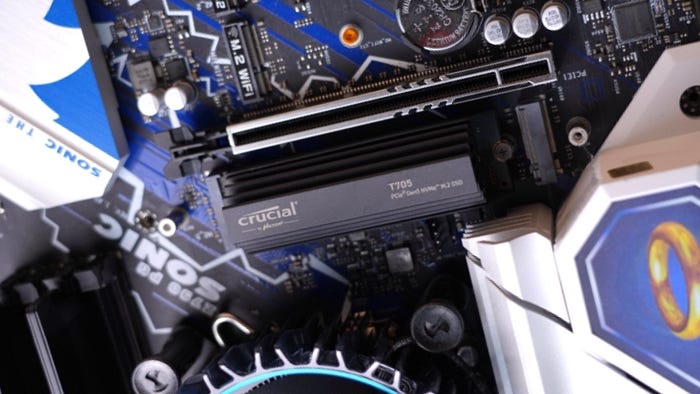 這就是 T0 級別的 SSD！Crucial T705 2T