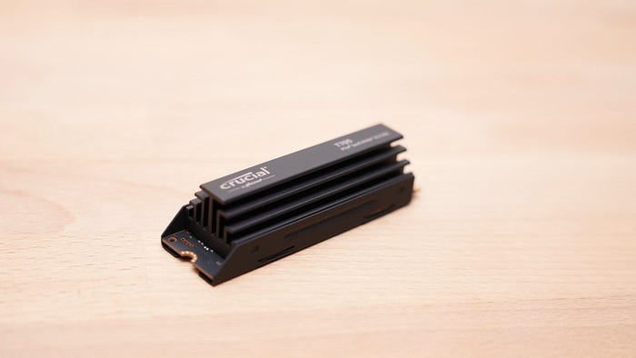 這就是 T0 級別的 SSD！Crucial T705 2T