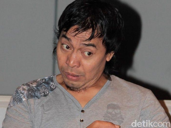 Komeng Bikin Slogan ‘Yang Lain Makin Ketinggalan’ Jadi Kenyataan