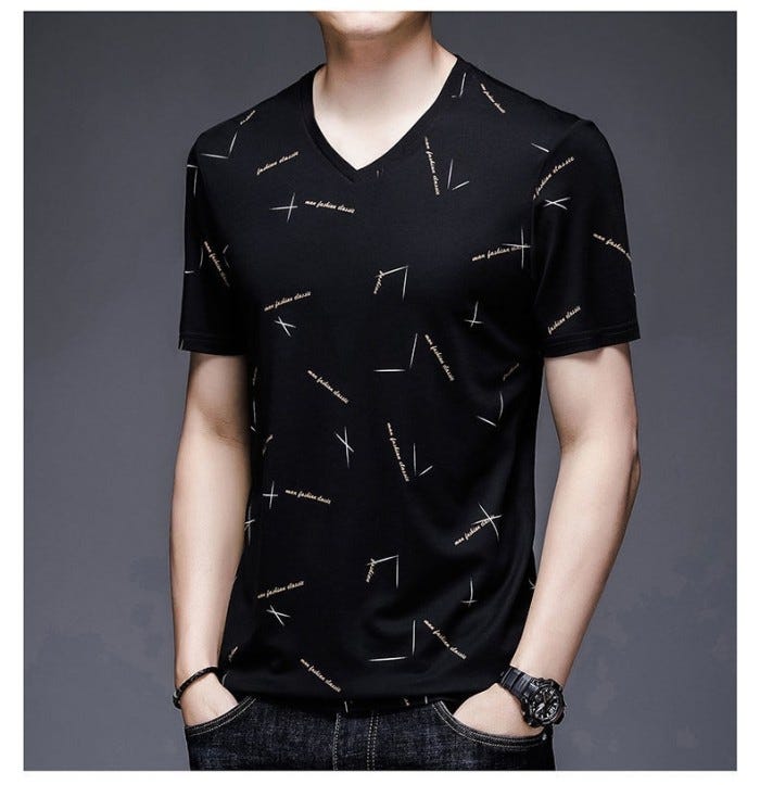 Kaos V-Neck Simple Pria, Pilihan Gaya Kasual yang Tetap Modis