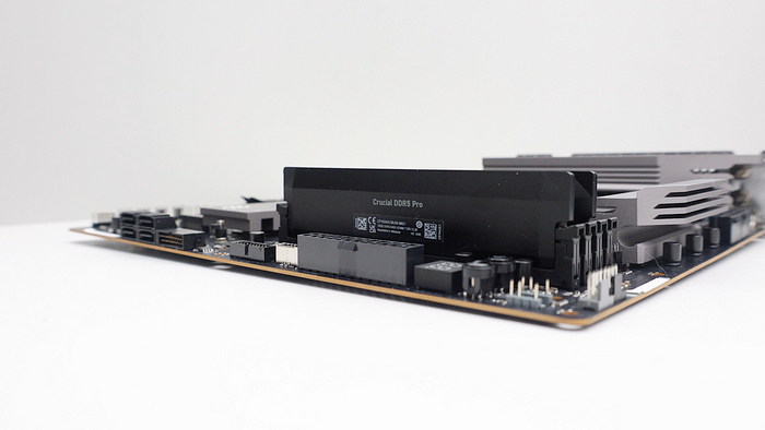 用時序換時脈 Crucial DDR5 Pro 6400 OC Gaming Memory 價格有俗！搭配 Core Ultra 9 285K，四條插滿 DDR5 6800