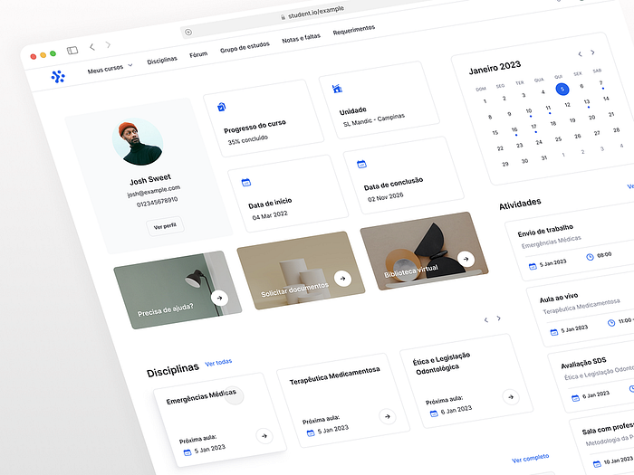 Imagem apresenta um fundo cinza claro representando uma homepage de uma plataforma de cursos. O layout tem um fundo branco, à esquerda apresenta a imagem do usuário e alguns quadros com as informações do curso. A direita tem um calendário, apresentando o dia atual e suas atividades.