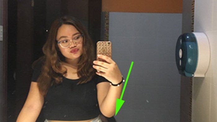 Viral: Penampakan Sosok Mengerikan Muncul Saat Wanita Ini Sedang Foto di Toilet