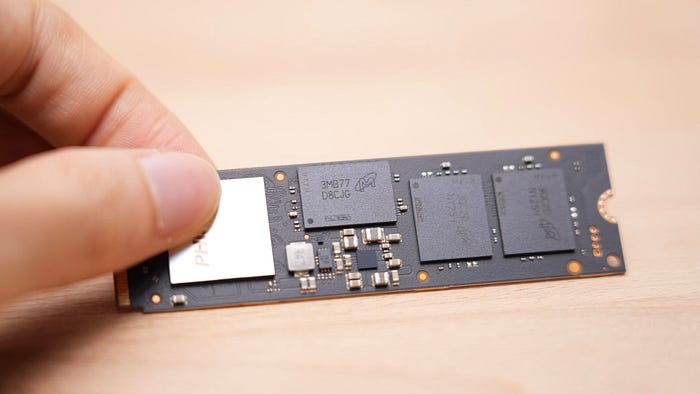 這就是 T0 級別的 SSD！Crucial T705 2T