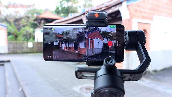 裝上智慧追蹤後，拍攝更便利 Zhiyun Smooth 5S AI