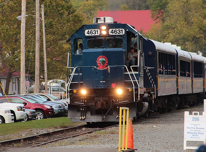 File: Blue Ridge Scenic Railway train.jpg Description English: Blue Ridge Scenic Railway, Blue Ridge Georgia, 2013, Author Thomson200, this file is available under the Creative Commons CC0 1.0 Universal Public Domain Dedication. The person who associated a work with this deed has dedicated the work to the public domain by waiving all their rights to the work worldwide under copyright law, including all related and neighboring rights, to the extent allowed by law. You can copy, modify, distribute