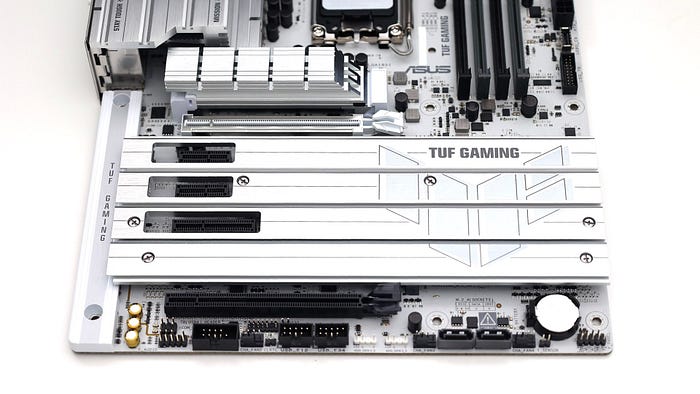 萬元出頭的銀白主機板 ASUS TUF GAMING Z890-PRO WIFI