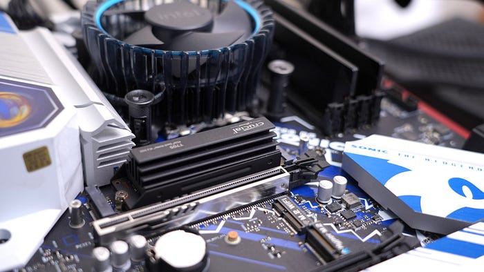 這就是 T0 級別的 SSD！Crucial T705 2T