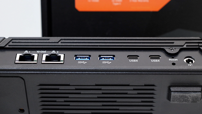 ASUSTOR FS68 系列依舊一支獨秀，12 支 M.2、雙 USB4、雙 10GbE、PCIe Gen4
