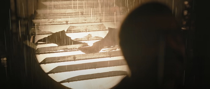 Lampu sorot dengan logo BATMAN, mengarah ke langit