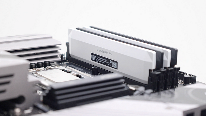 用時序換時脈 Crucial DDR5 Pro 6400 OC Gaming Memory 價格有俗！搭配 Core Ultra 9 285K，四條插滿 DDR5 6800