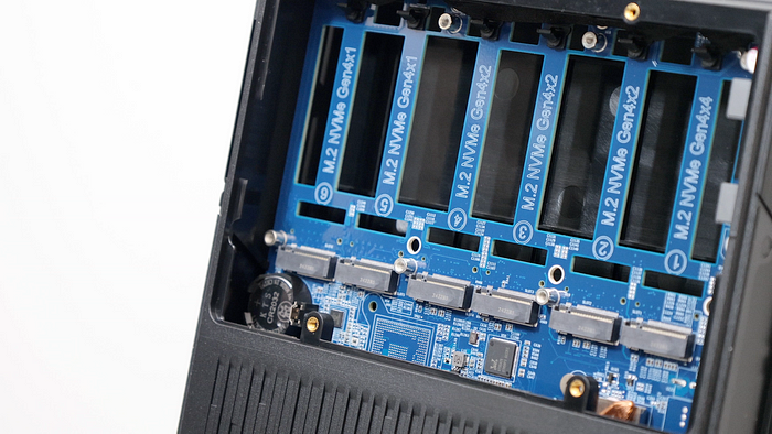ASUSTOR FS68 系列依舊一支獨秀，12 支 M.2、雙 USB4、雙 10GbE、PCIe Gen4