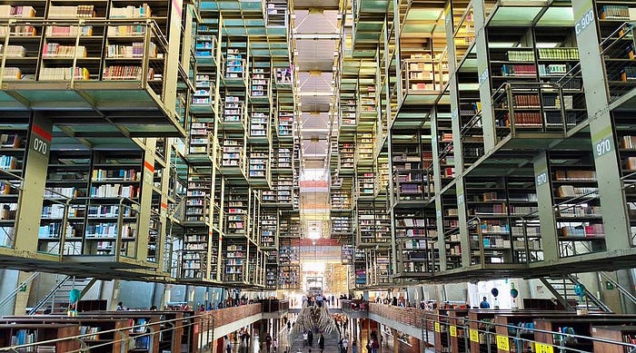 Fotografía de la Biblioteca Vasconelos mostrando el pasillo central