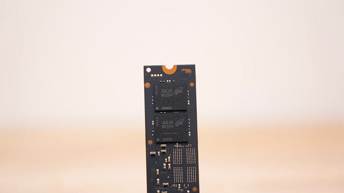 這就是 T0 級別的 SSD！Crucial T705 2T
