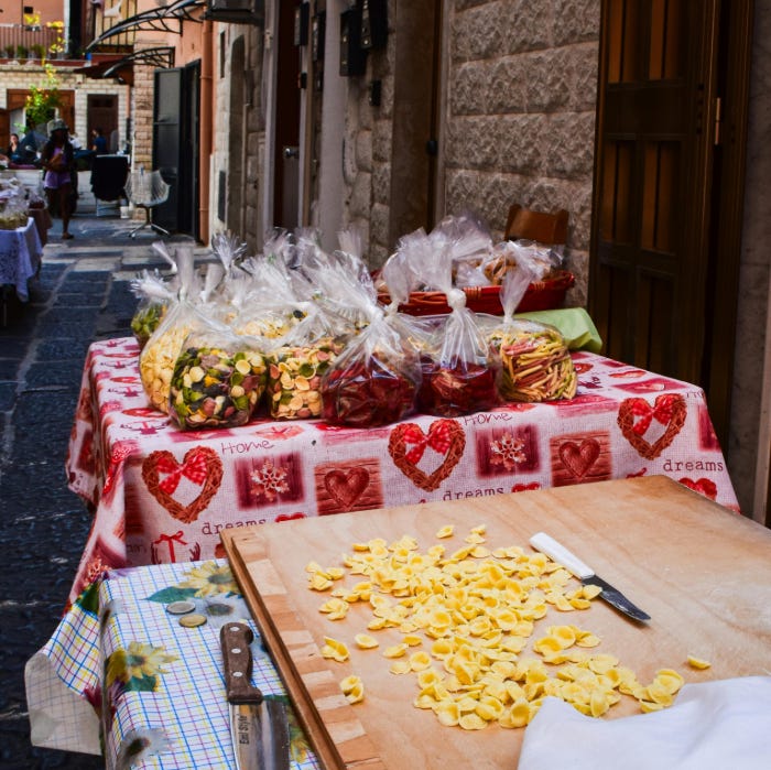 La via delle mani impastate: la resistenza delle orecchiette