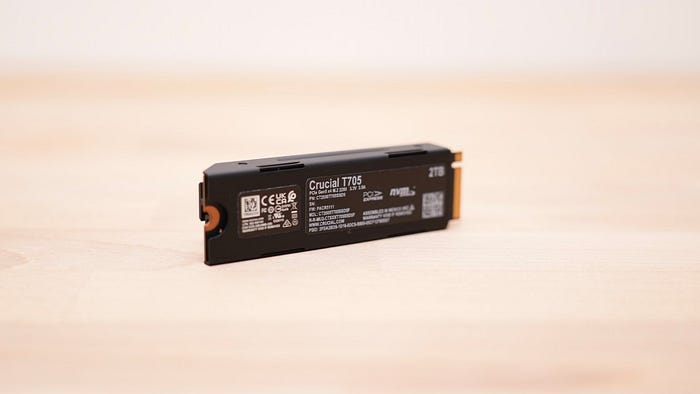 這就是 T0 級別的 SSD！Crucial T705 2T