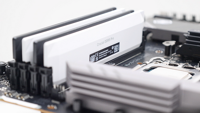用時序換時脈 Crucial DDR5 Pro 6400 OC Gaming Memory 價格有俗！搭配 Core Ultra 9 285K，四條插滿 DDR5 6800