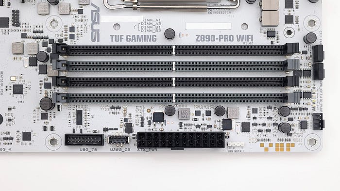 萬元出頭的銀白主機板 ASUS TUF GAMING Z890-PRO WIFI