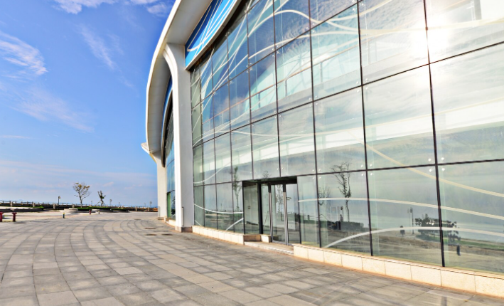 The Role of High-Quality Glass in Reducing Noise Pollution for Urban Businesses in Arlington
